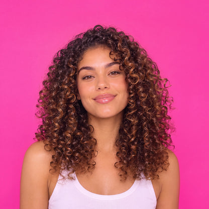 Modèle Curl Pop aux boucles définies sur fond fuchsia