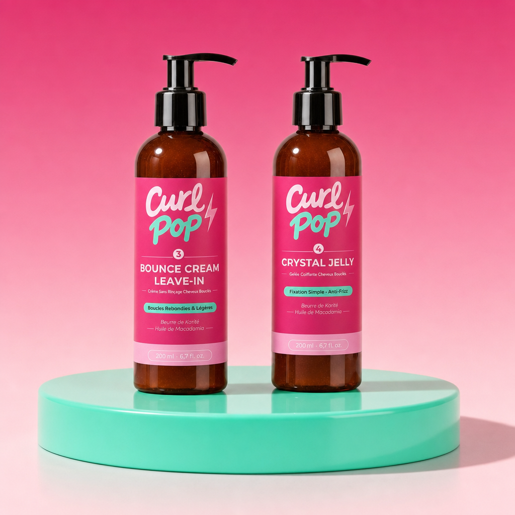Le Duo Styling Curl Pop — Bounce Cream Leave-In et Crystal Jelly sur socle vert menthe, fond fuchsia
