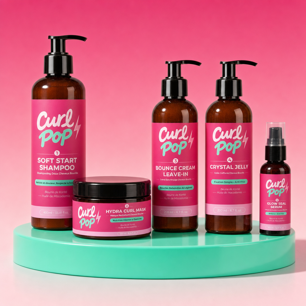 La Routine Complète Curl Pop — les 5 étapes sur socle vert menthe, fond fuchsia : shampooing, masque, leave-in, gelée et sérum cheveux bouclés