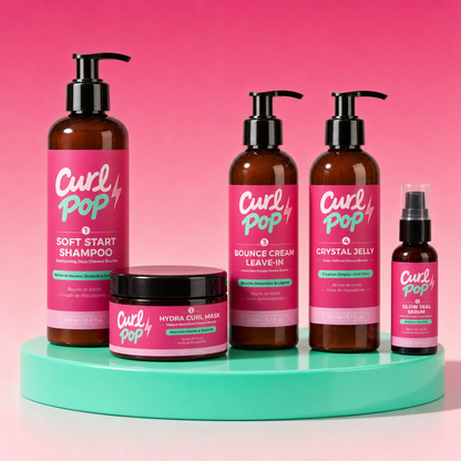 La Routine Complète Curl Pop — les 5 étapes sur socle vert menthe, fond fuchsia : shampooing, masque, leave-in, gelée et sérum cheveux bouclés