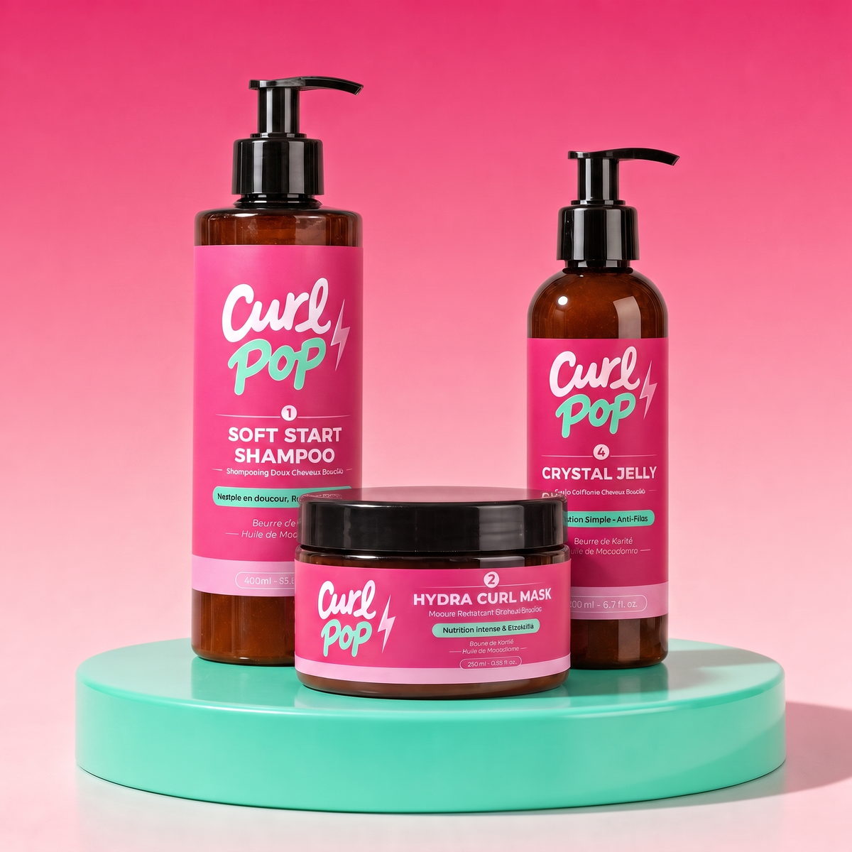 Le Trio Pop Curl Pop — Soft Start Shampoo, Hydra Curl Mask et Crystal Jelly sur socle vert menthe, fond fuchsia
