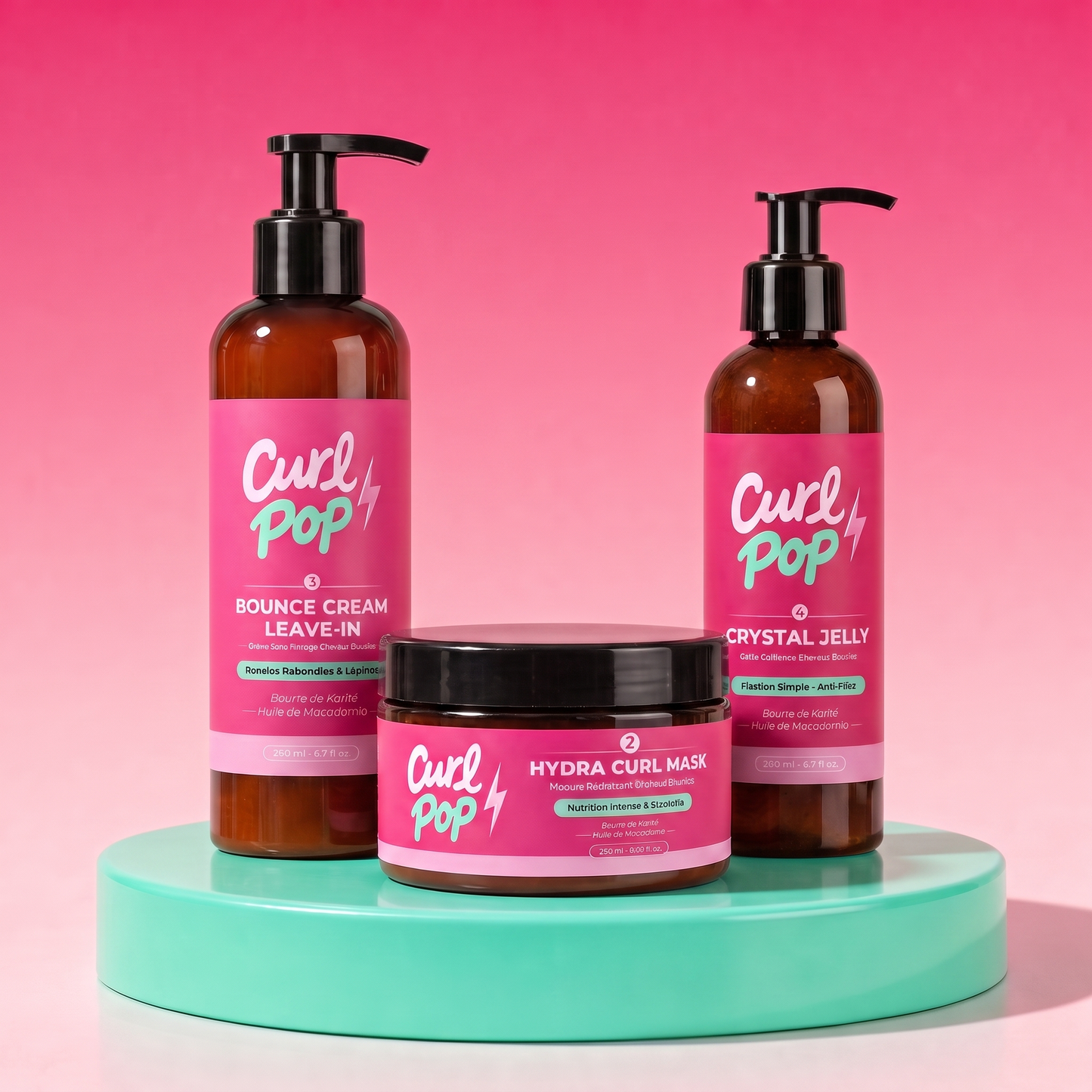 Le Trio Définition Curl Pop — Hydra Curl Mask, Bounce Cream Leave-In et Crystal Jelly sur socle vert menthe, fond fuchsia