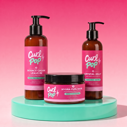 Le Trio Définition Curl Pop — Hydra Curl Mask, Bounce Cream Leave-In et Crystal Jelly sur socle vert menthe, fond fuchsia