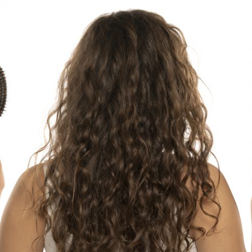 Prendre soin de ses cheveux frisés, bouclés ou crépus : les bons gestes